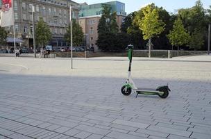 dusseldorf, germania - 30 agosto 2019 - e-mobility in germania. scooter elettrici in attesa di clienti vicino a una strada pedonale a dusseldorf, in germania. foto