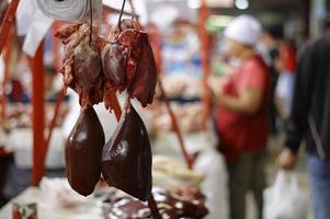 nella sezione della carne del famoso bazar verde di almaty, in kazachstan foto