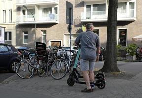 dusseldorf, germania - 24 luglio 2019 - e-mobility in germania. abitanti di dusseldorf che provano scooter elettrici. foto