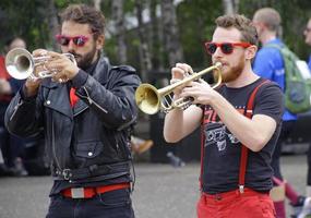 Londra, Regno Unito - 8 settembre 2018 - un sassofonista e un trombettista che indossano occhiali da sole durante un'esibizione di musica dal vivo a Londra, Regno Unito foto