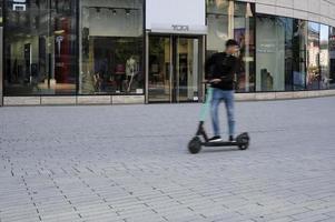 dusseldorf, germania - 24 luglio 2019 - e-mobility in germania. abitanti di dusseldorf che provano scooter elettrici. foto