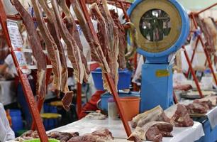 carne in mostra nel bazar verde di almaty, kazakistan foto