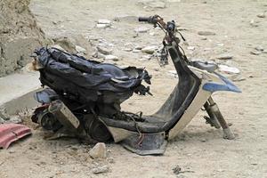 scooter gravemente danneggiato abbandonato in un parcheggio foto