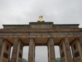 la città di Berlino di notte foto