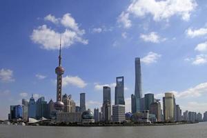 il famoso skyline di shanghai, in cina, in una giornata di sole foto