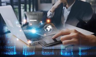 transazioni online, la scansione dell'impronta digitale commovente dell'uomo d'affari fornisce un'interfaccia di sicurezza pagamento shopping banking e connessione di rete di cloud computing sullo schermo virtuale. foto