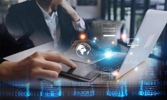 transazioni online, la scansione dell'impronta digitale commovente dell'uomo d'affari fornisce un'interfaccia di sicurezza pagamento shopping banking e connessione di rete di cloud computing sullo schermo virtuale. foto