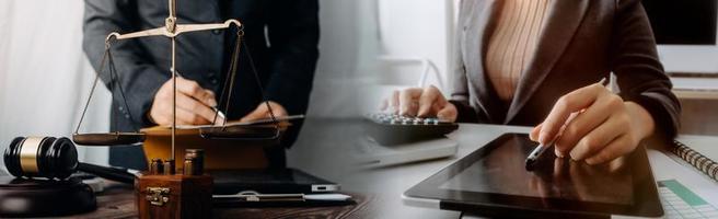 concetto di giustizia e diritto. giudice maschio in un'aula di tribunale su tavolo di legno e consigliere o avvocato maschio che lavora in ufficio. diritto legale, consulenza e concetto di giustizia. foto