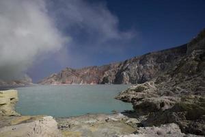 miniera di zolfo con lavoratori a kawah ijen, java, indonesia foto