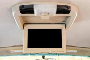 dettaglio interno del cruscotto di un'auto di lusso moderna con grande display e interruttore a pulsante della luce sul soffitto. sistema multimediale dello schermo foto