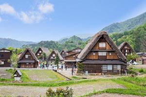 shirakawago è stata dichiarata patrimonio mondiale dell'UNESCO nel 1995, shirakawago è famosa per le loro tradizionali fattorie gassho-zukuri, il villaggio è circondato da una natura abbondante. foto