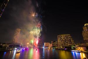 fuochi d'artificio al fiume chao phraya nella festa di celebrazione del conto alla rovescia 2016 bangkok thailandia foto