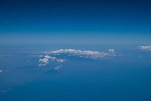 cielo blu e nuvole in aereo foto