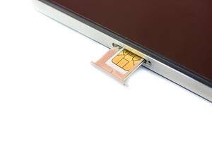 primo piano nano sim card pronta per essere inserita nello smartphone su sfondo bianco foto