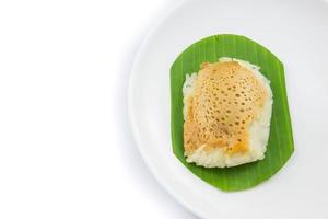 riso appiccicoso con crema pasticcera al vapore su foglie di banana e piatto, riso appiccicoso dolce, dessert dolce tailandese, cibo tailandese originale foto