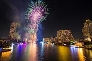 fuochi d'artificio al fiume chao phraya nella festa di celebrazione del conto alla rovescia 2016 bangkok thailandia foto