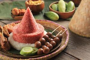 tumpeng merah putih foto