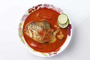 Salmone testa di pesce rosso piccante al curry foto