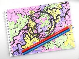 blocco note, taccuino, matite colorate e disegno di connessioni neurali foto