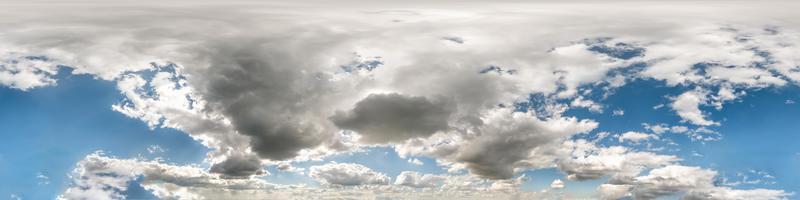 cielo azzurro con belle nubi cumuliformi. Panorama hdri senza interruzioni Vista angolare a 360 gradi con zenit per l'uso nella grafica 3D o nello sviluppo di giochi come sky dome o modifica riprese con drone foto