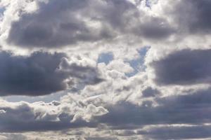 sfondo del cielo blu scuro con minuscole nuvole a strisce di cirrus di strati. schiarimento serale e bel tempo ventoso foto