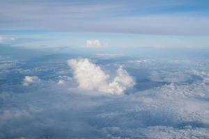 molte nuvole nel cielo blu foto