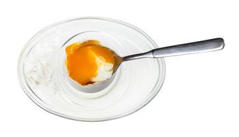 vista dall'alto di mangiare un uovo alla coque con un cucchiaio foto