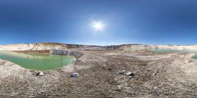 panorama hdri completo senza soluzione di continuità vista angolare a 360 gradi vicino alla cava allagata con acqua per l'estrazione di sabbia mineraria in una giornata di sole con cielo sereno in proiezione sferica equirettangolare per contenuto vr ar foto