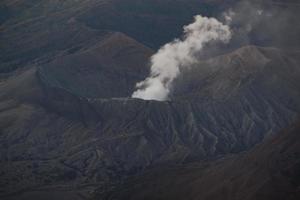 alba al monte bromo vulcano java orientale, indonesia. foto