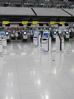 sala macchine per il check-in automatico e chiosco dell'help desk in aeroporto per il check-in, la stampa della carta d'imbarco o l'acquisto di biglietti, aeroporto internazionale di bangkok, thailandia foto