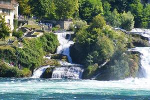 le famose cascate del Reno in Svizzera vicino alla città di Sciaffusa - giornata di sole e cielo blu foto