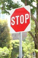 segnale di stop in una strada vuota foto