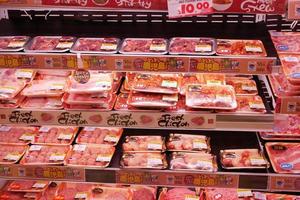 singapore orchad road 1 giugno 2021, esposizione di carne rossa cruda in vendita presso negozio foto