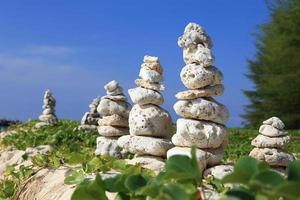 pietre equilibrate vicino alla spiaggia foto