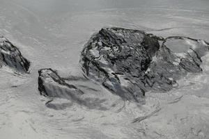 fuoriuscita di petrolio greggio sulla spiaggia foto