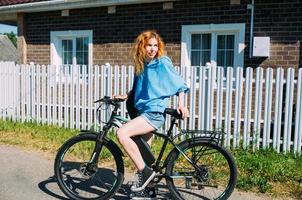 una giovane donna usa una moderna bicicletta elettrica per lo sport e le attività ricreative all'aperto foto