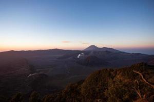 alba al monte bromo vulcano java orientale, indonesia. foto