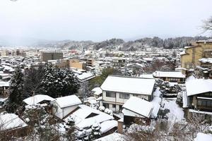 vista della città di takayama in giappone nella neve foto