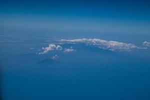 cielo blu e nuvole in aereo foto