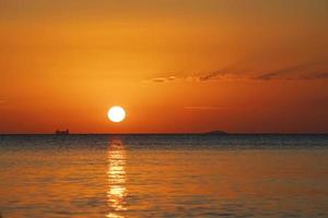 immagini del tramonto sul mare foto