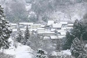 vista della città di takayama in giappone nella neve foto