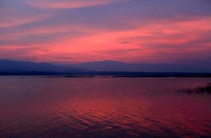 tramonto sul lago foto