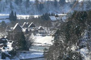 punto di vista al villaggio di gassho-zukuri, shirakawago, giappone foto