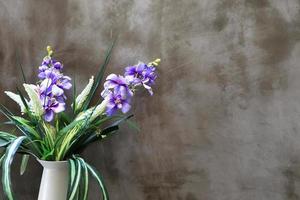 bouquet di peonie in un vaso contro il muro. interno foto