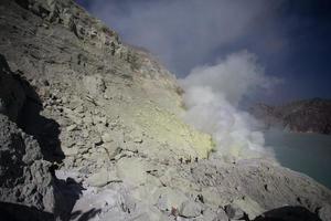 miniera di zolfo con lavoratori a kawah ijen, java, indonesia foto