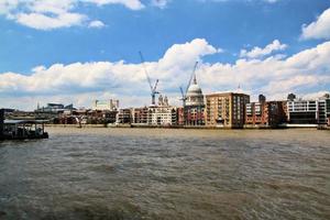 una vista del fiume Tamigi a Londra foto