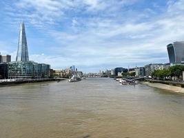 una vista del fiume Tamigi vicino al Tower Bridge foto