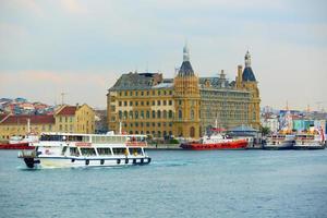 navi passeggeri nel porto marittimo di kadikoy, istanbul, turchia foto