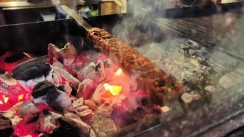 shish kebab crudo su un bastoncino, da carne di manzo macinata. lula kebab, piatto tradizionale caucasico. foto