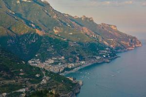 vista dall'alto di minori e maiori, costiera amalfitana, italia foto